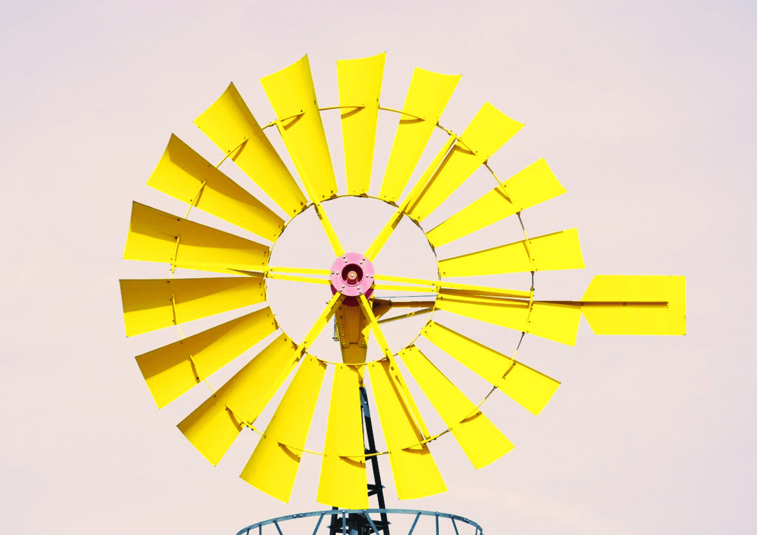 Molino-de-viento-amarillo, parque-ciencias-Granada y viento