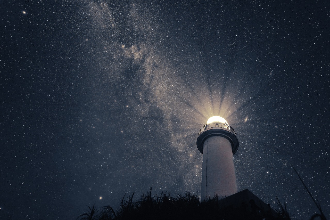 Foto faro, cielo estrellado y universo