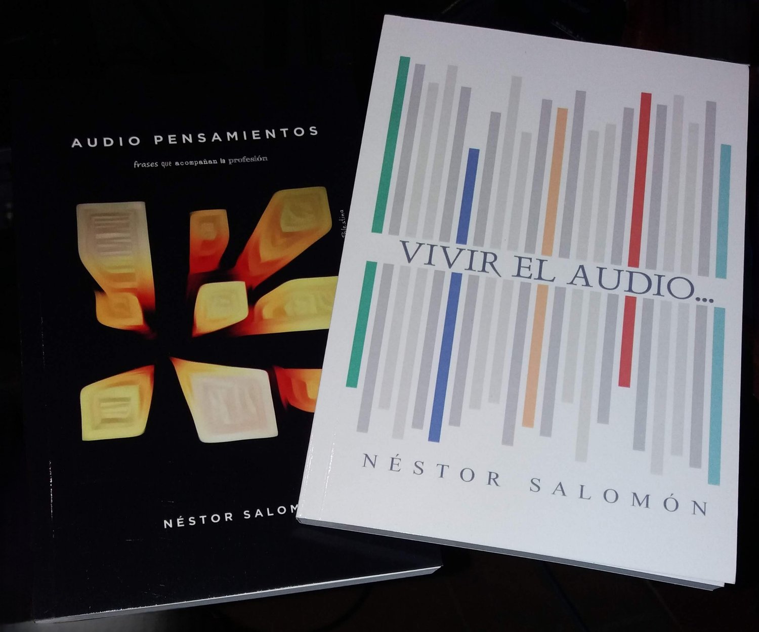 Las portadas de los dos libros escritos por el ingeniero de mastering Nestor Salomon. VIVIR EL AUDIO y AUDIO PENSAMIENTOS
