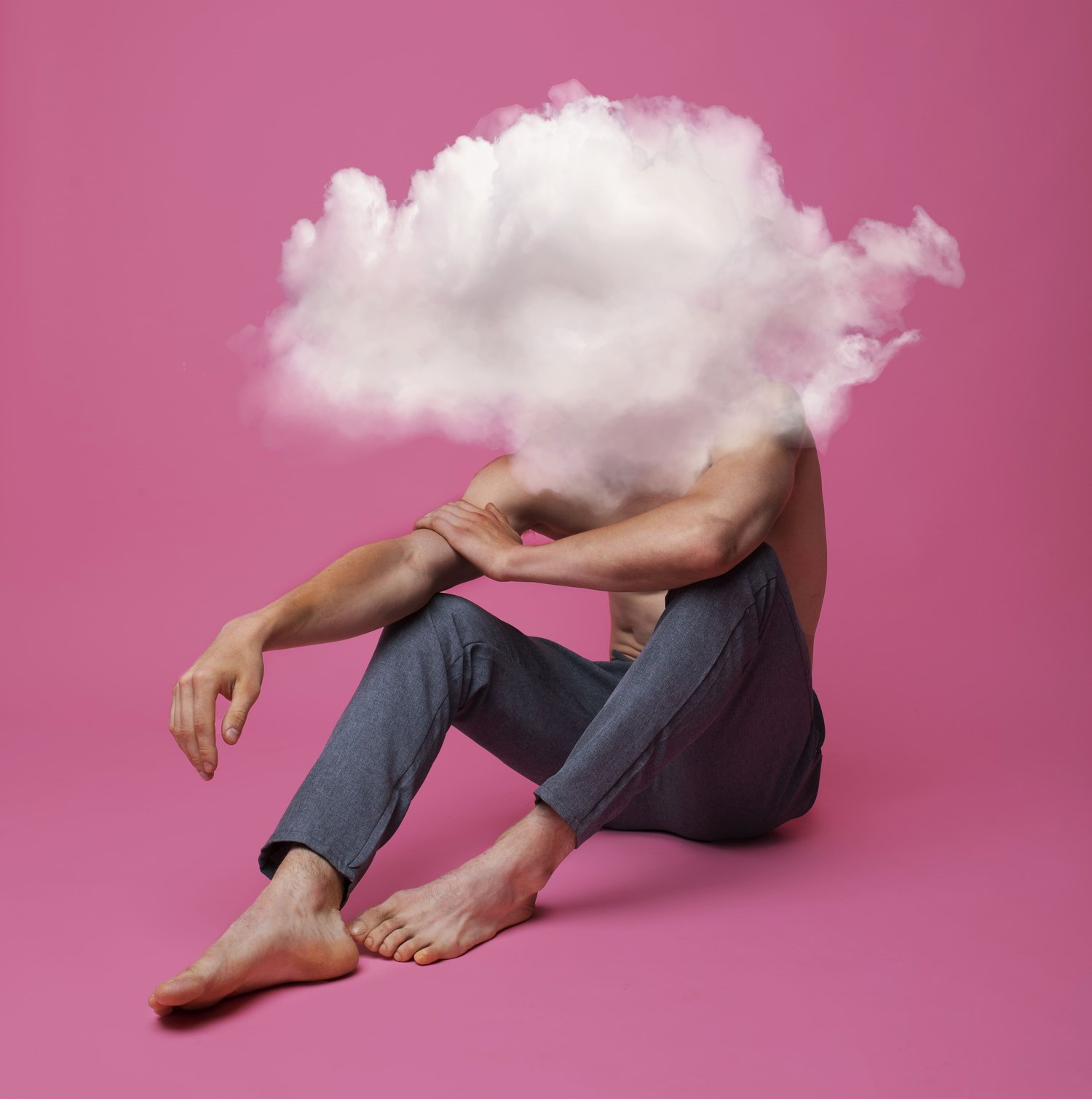Fotomontaje de persona con nube en la cabeza-fondo rosa