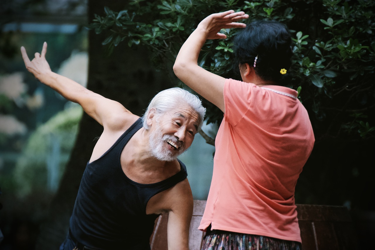 Foto pareja mayor asiática-danza al aire libre-parque