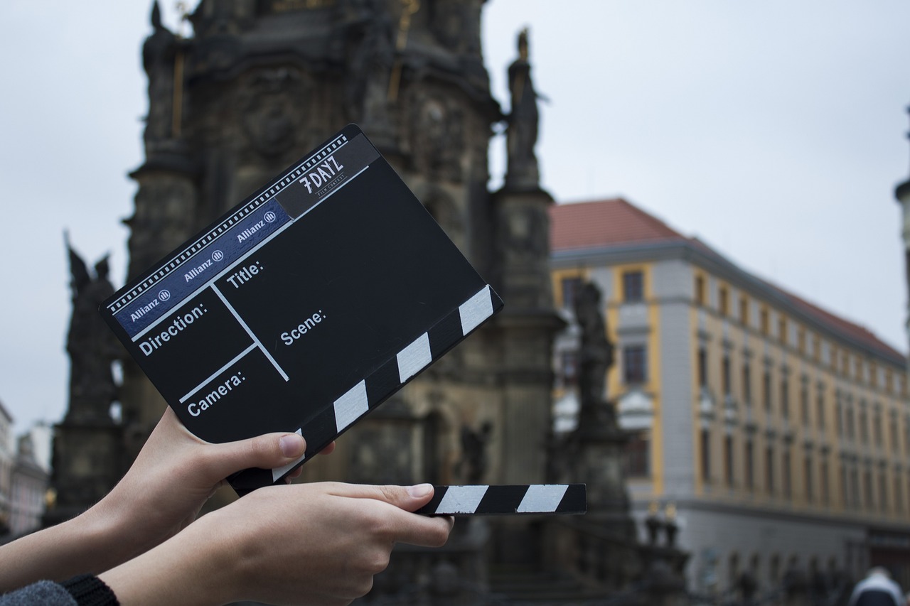 Foto claqueta, película y cámara-rodaje exterior