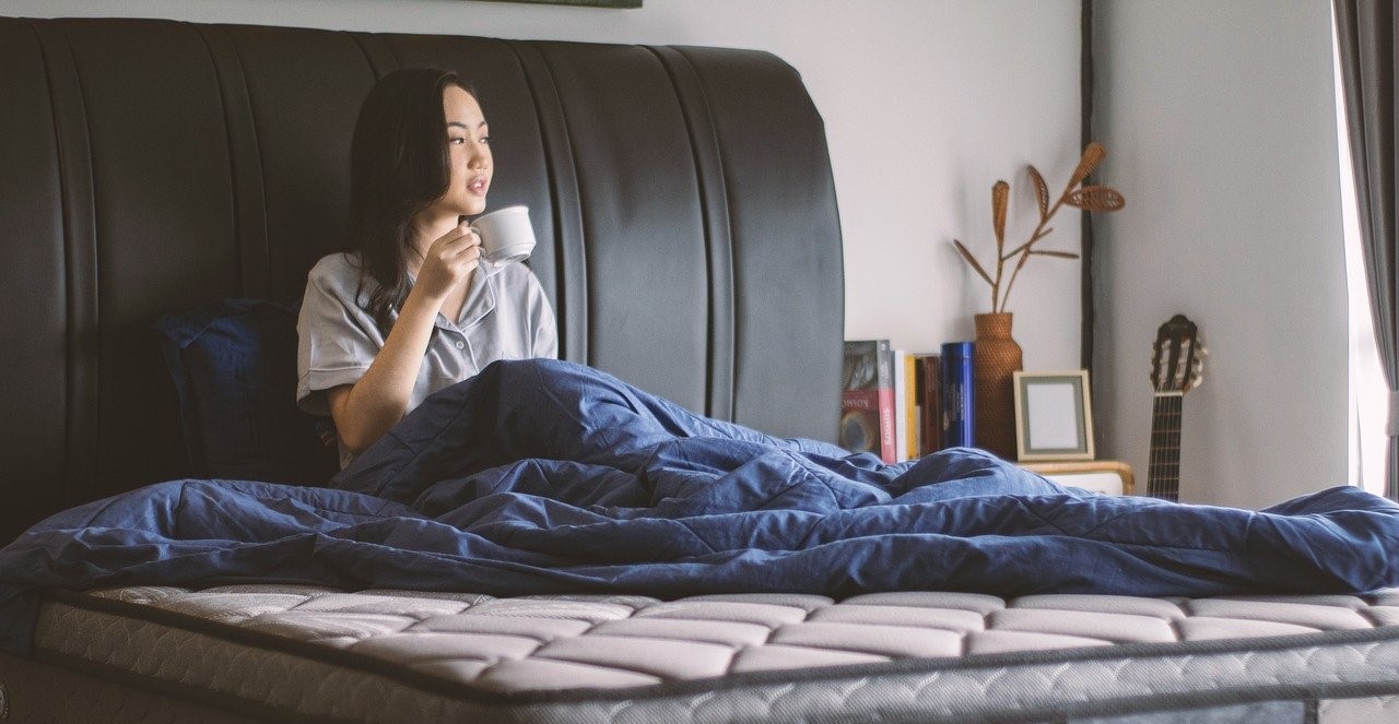 Foto dormitorio-mañana, café y mujer