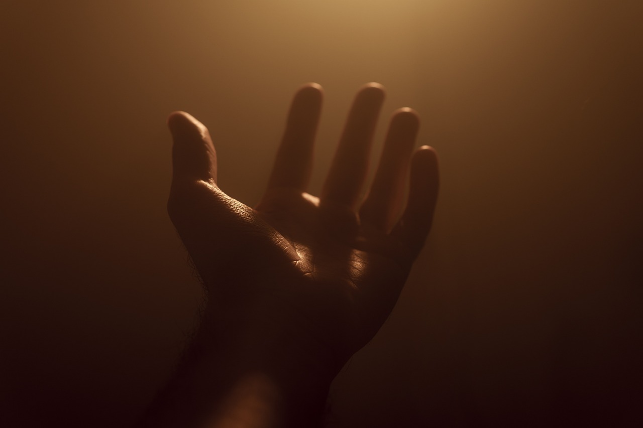 Foto mano iluminada-cicatrización