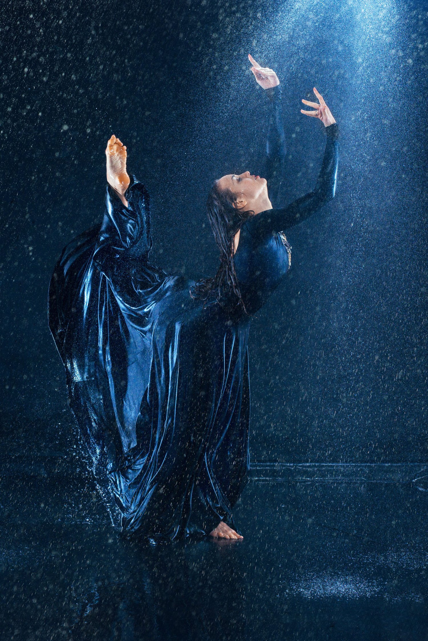 joven-hermosa-bailarina-moderna-bailando-gotas-de-agua