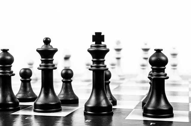Foto de tablero y piezas de ajedrez en blanco y negro
