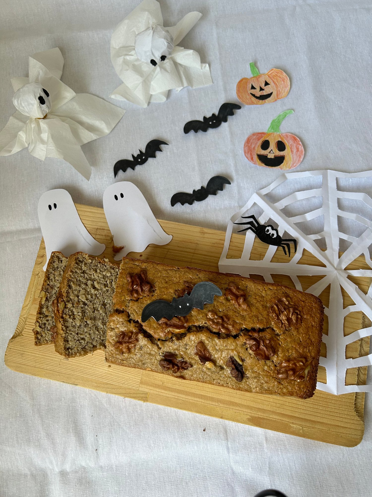 Bizcocho sin gluten de avena y plátano con especias otoñales y nueces.
