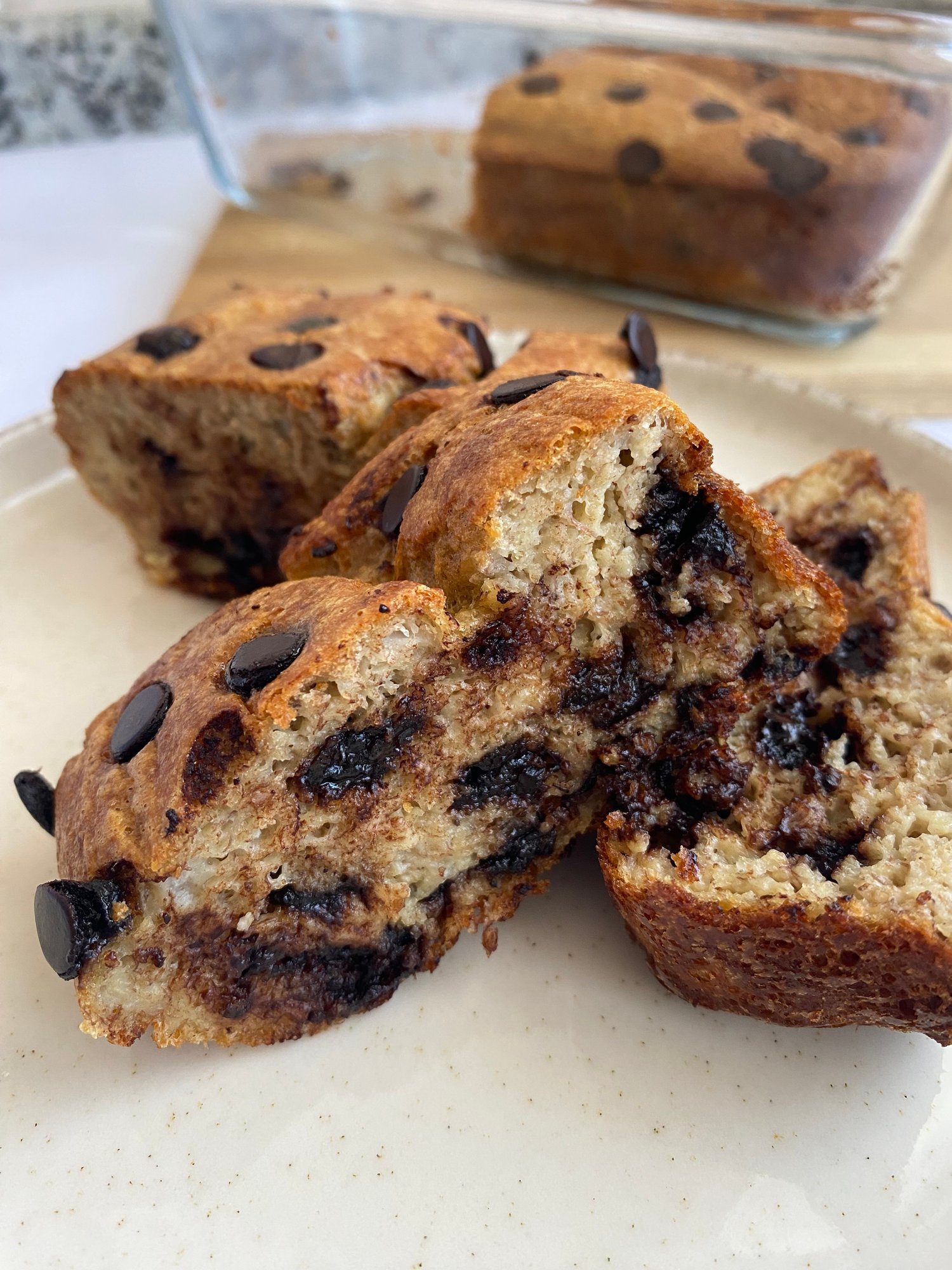 Bizcocho sin gluten con avena, plátano y chocolate fácil de hacer.
