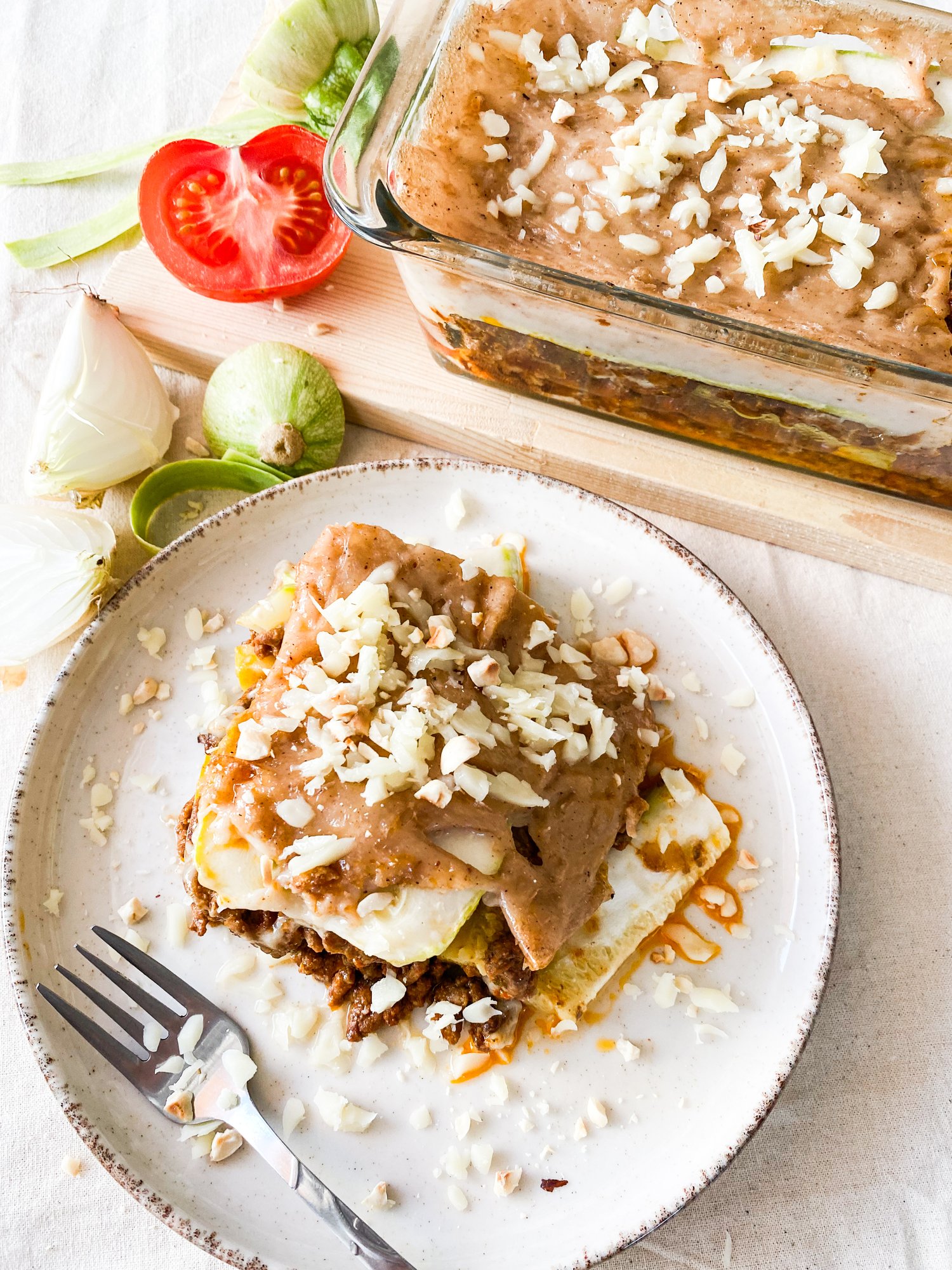 Lasaña de calabacín y carne, sin gluten y con bechamel vegana.