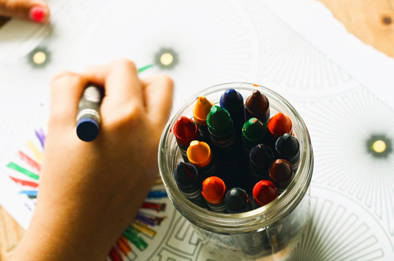 Foto lápices de color, libro para colorear