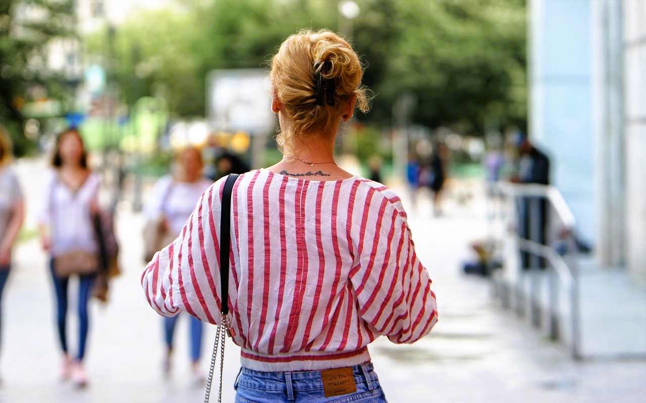 Mujer, tatuaje, paseo