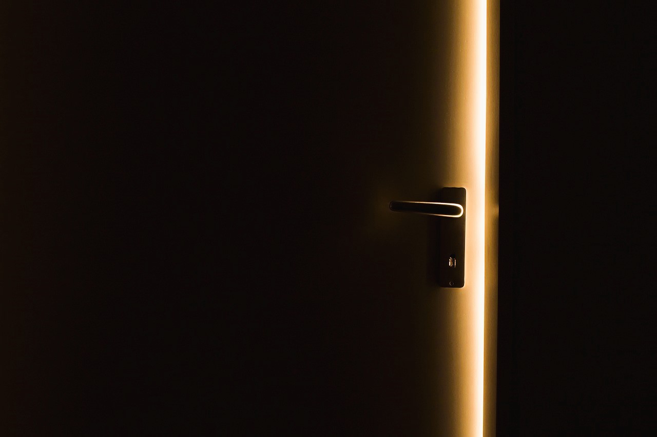 Foto de manilla de puerta entreabierta-haz de luz en medio de la oscuridad