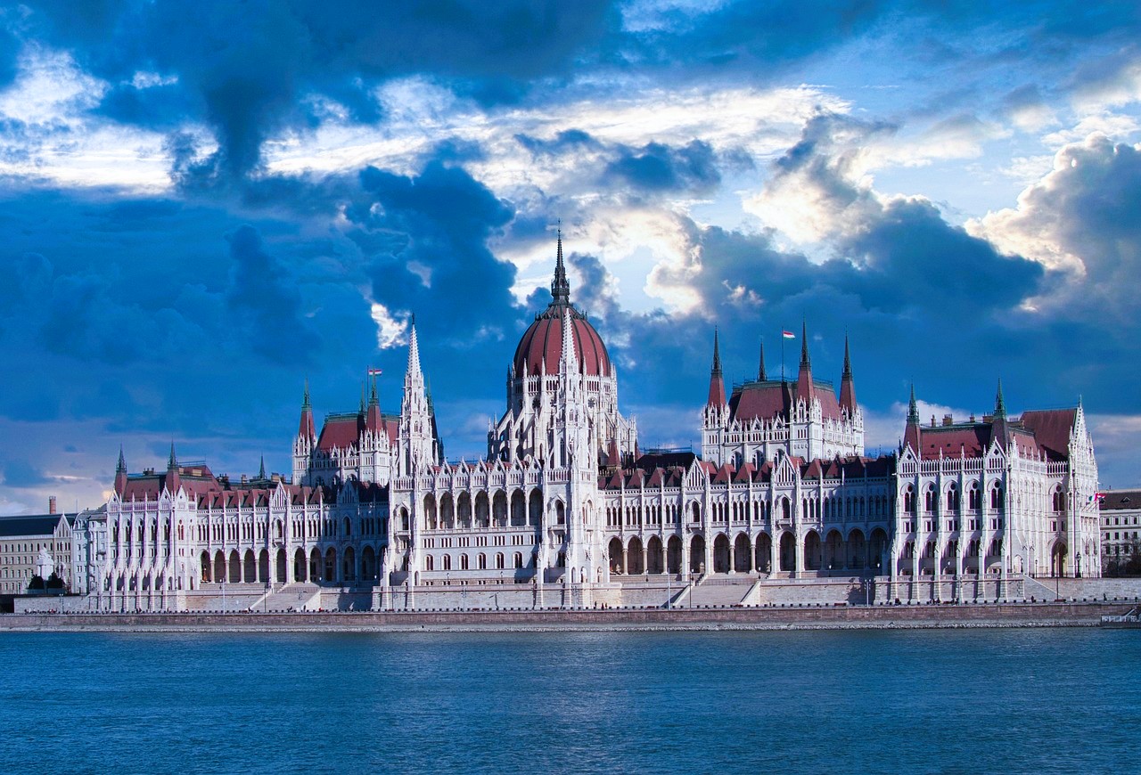Edificio del parlamento húngaro-Budapest-nubes