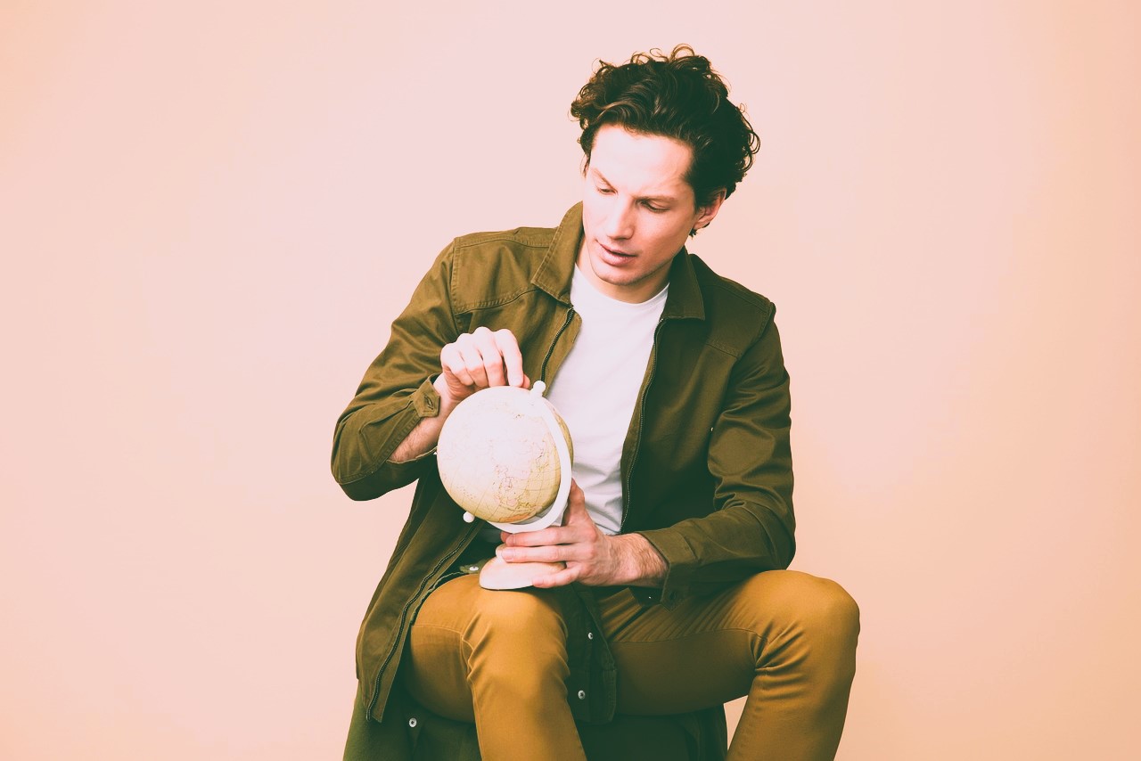 Hombre, persona adulta, globo terráqueo