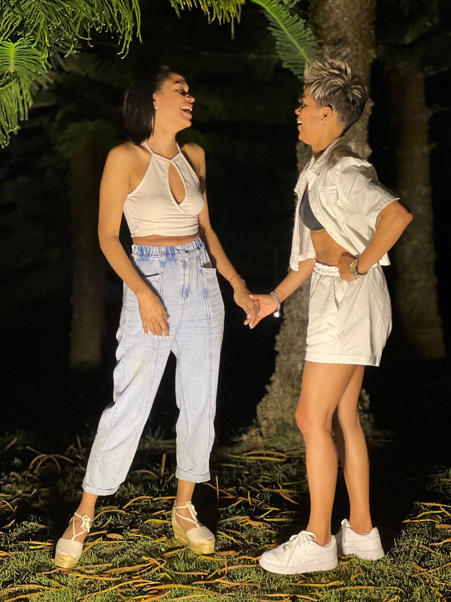 Candid photo - Claudia y Ari