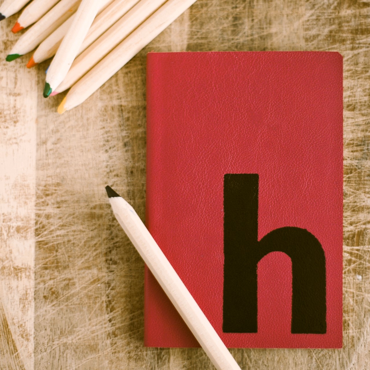 Cuaderno-lápices-portada con la letra h