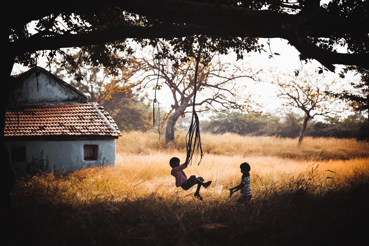 Niños, casa, jugar, pueblo, árbol