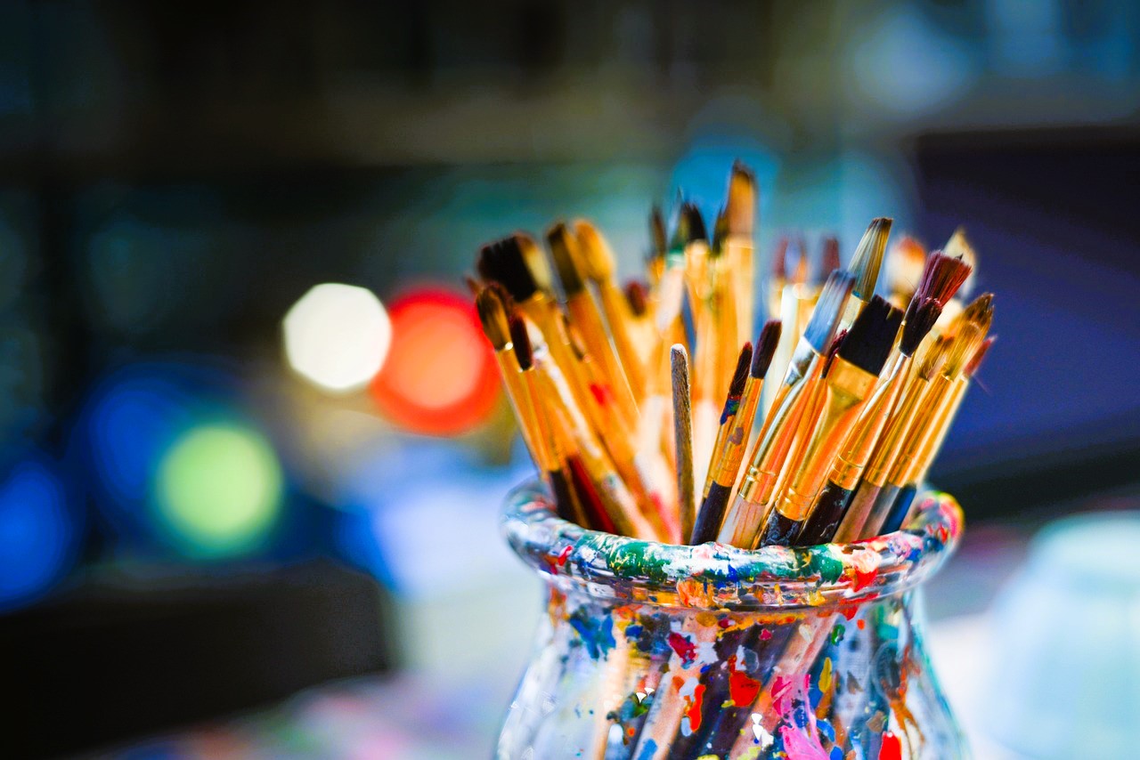 Pinceles, pintor y taller