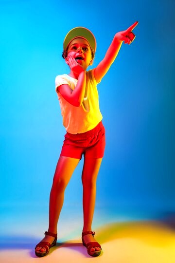 chica-sorprendida-apuntando-aislado-pared-azul