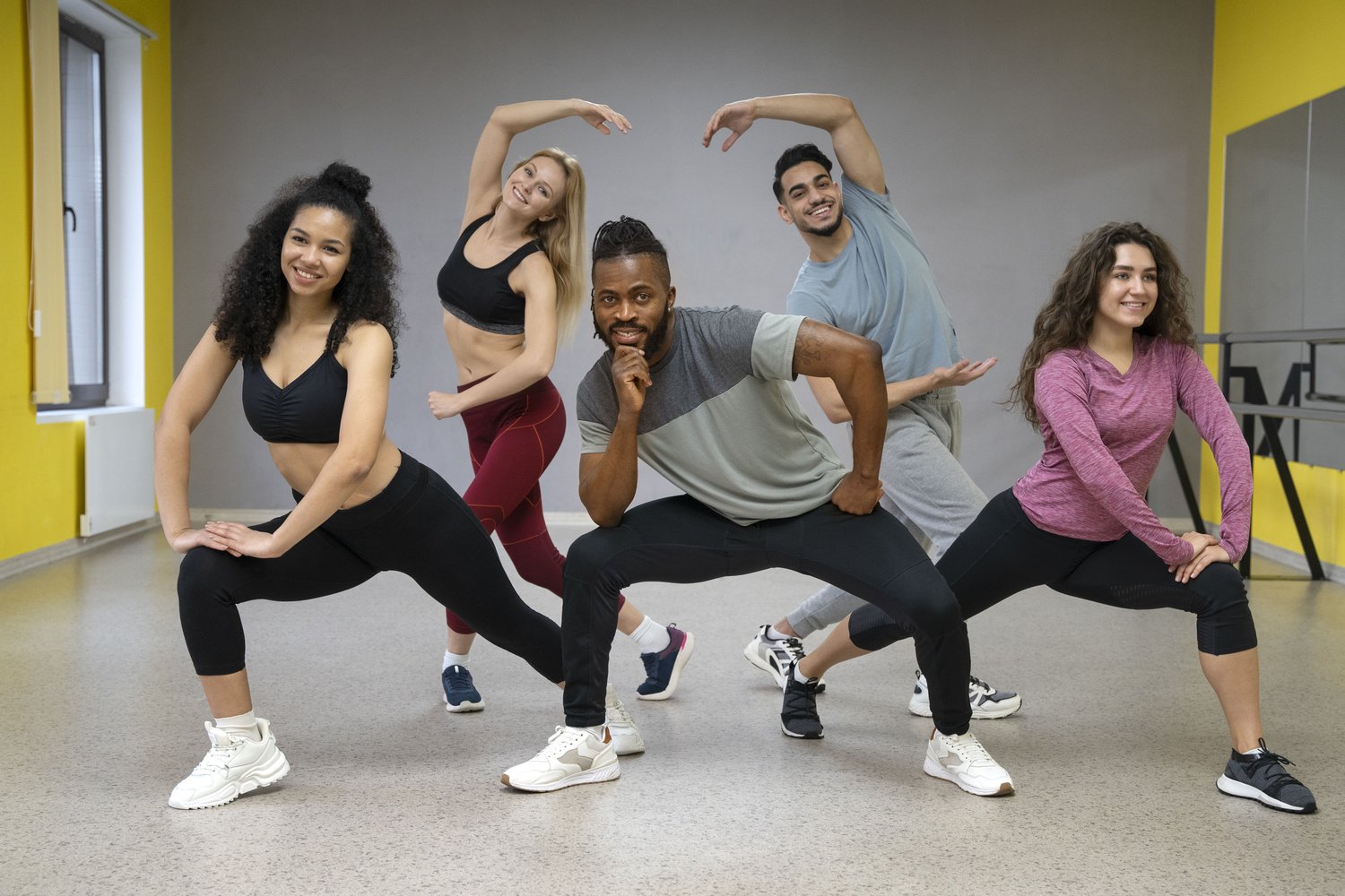 Personas que toman parte de la clase de terapia de baile