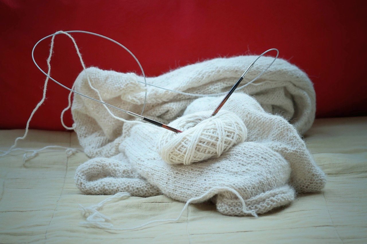 Tejer, lana y trabajo hecho a mano