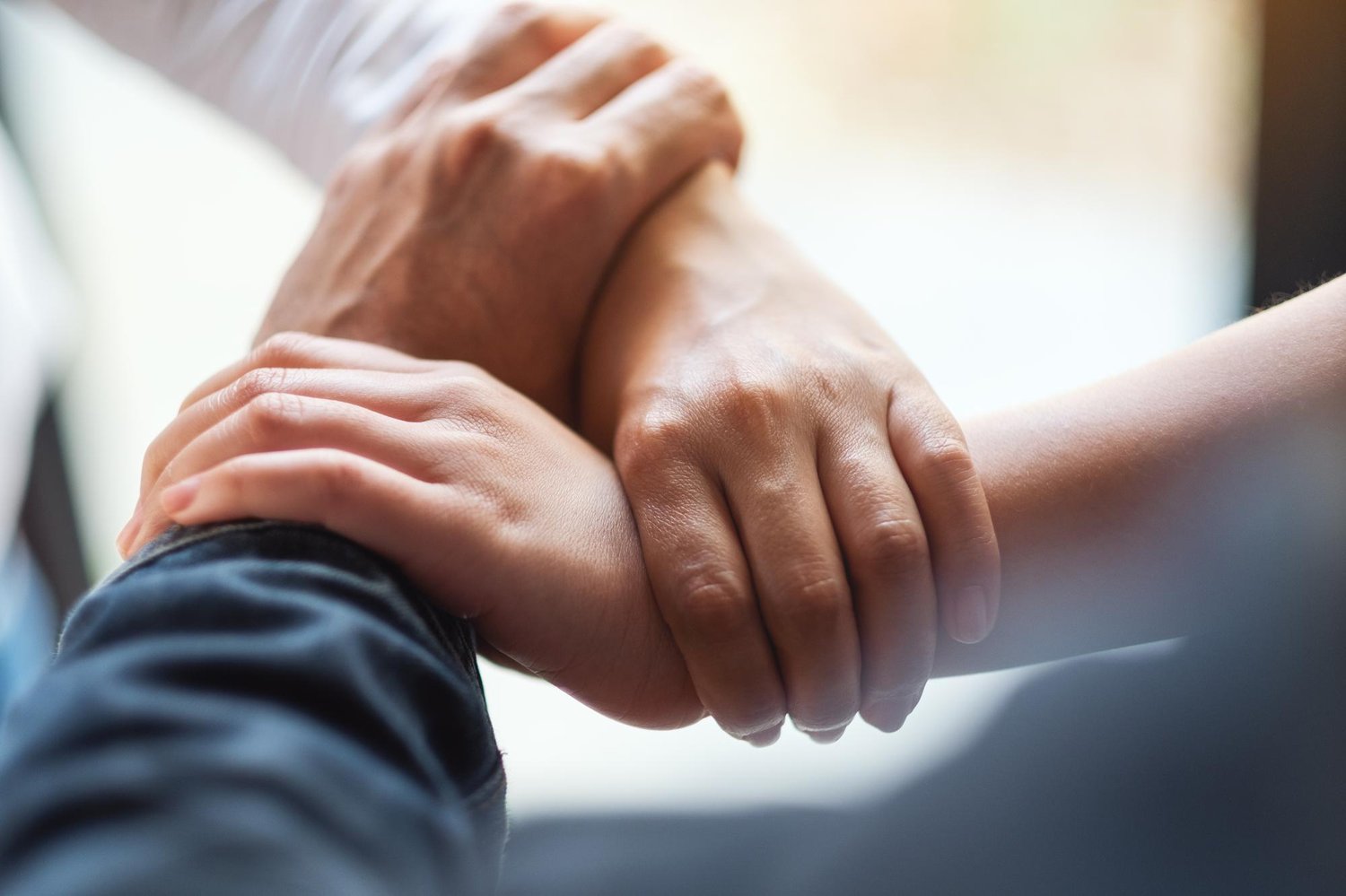 Les gens se donnent la main en cercle pour exprimer leur unité et leur esprit d'équipe.