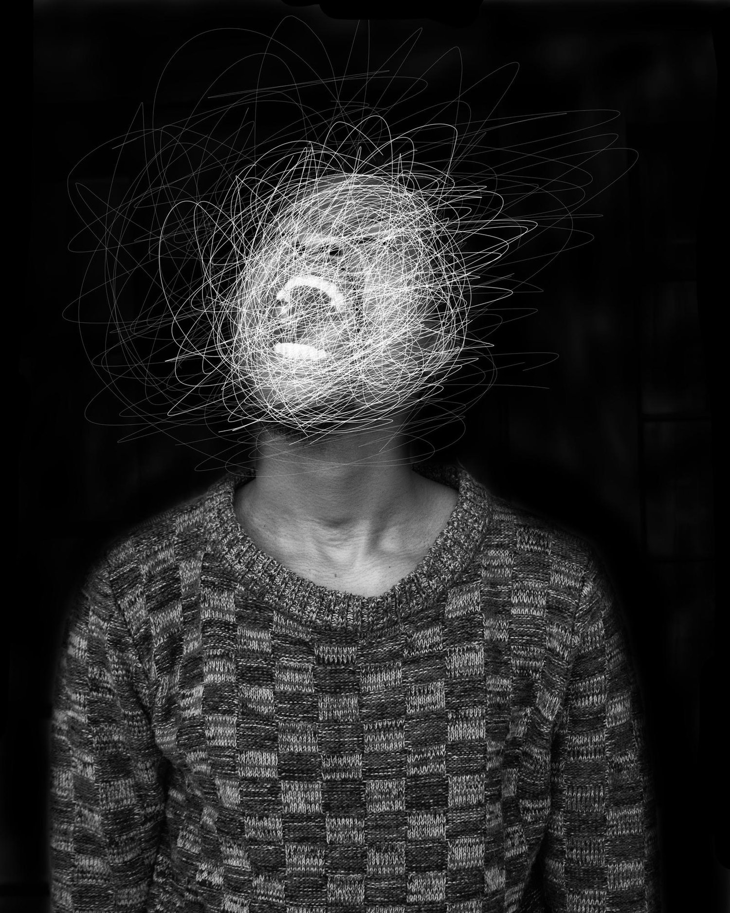 Portrait d'un homme criant à cause de ses réactions limitantes un gribouillage abstrait sur son visage symbolisant le concept de réactions limitantes et de la mauvaise gestion de ses émotions