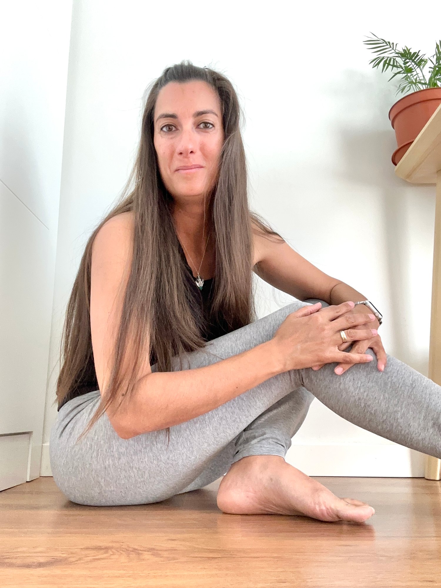 ¡Hola! Soy Eva, mamá de tres hijos y apasionada por promover un hogar más saludable y libre de productos tóxicos. La llegada de mi pequeño en 2020, en plena pandemia, fue el momento que me impulsó a explorar alternativas naturales para cuidar a mi familia y el medio ambiente.  Soy asesora de Aromaterapia en YL y mi misión es enseñarte cómo eliminar los tóxicos de tu vida diaria. A través de aceites esenciales y productos naturales, quiero ayudarte a transformar tu hogar en un espacio más seguro, limpio y saludable.  Aquí encontrarás recursos, guías y productos pensados para simplificar tu transición hacia un hogar libre de químicos, con recetas fáciles y accesibles. ¡Bienvenido a tu nuevo camino hacia el bienestar!