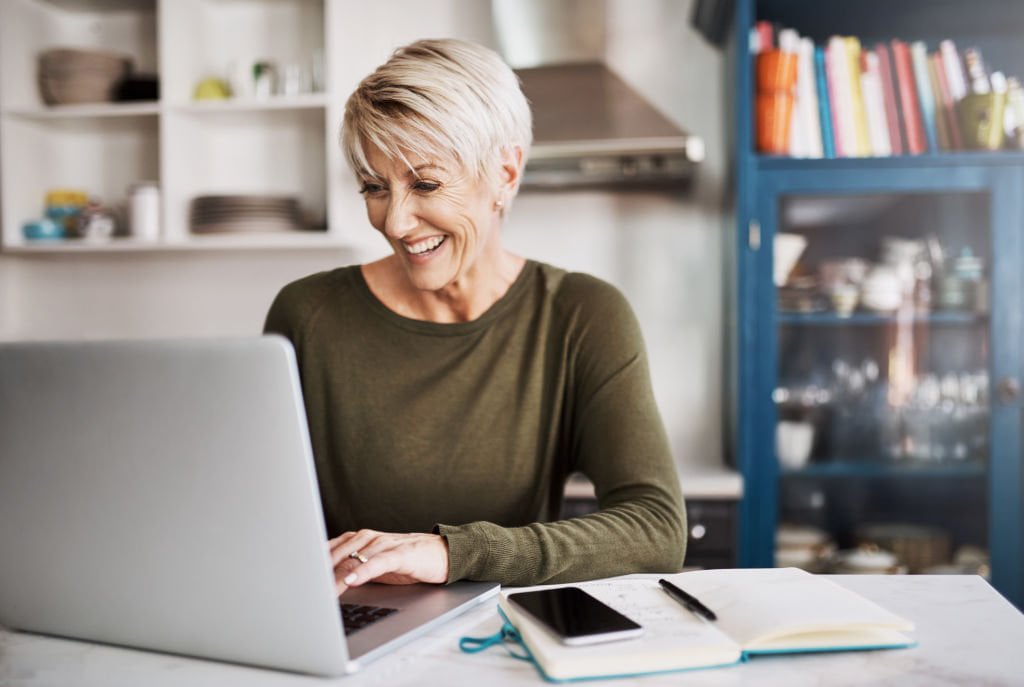 woman receiving mindset coaching online with mette