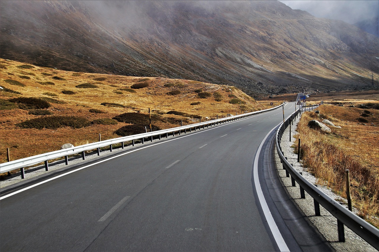 Montañas, carretera y desierto
