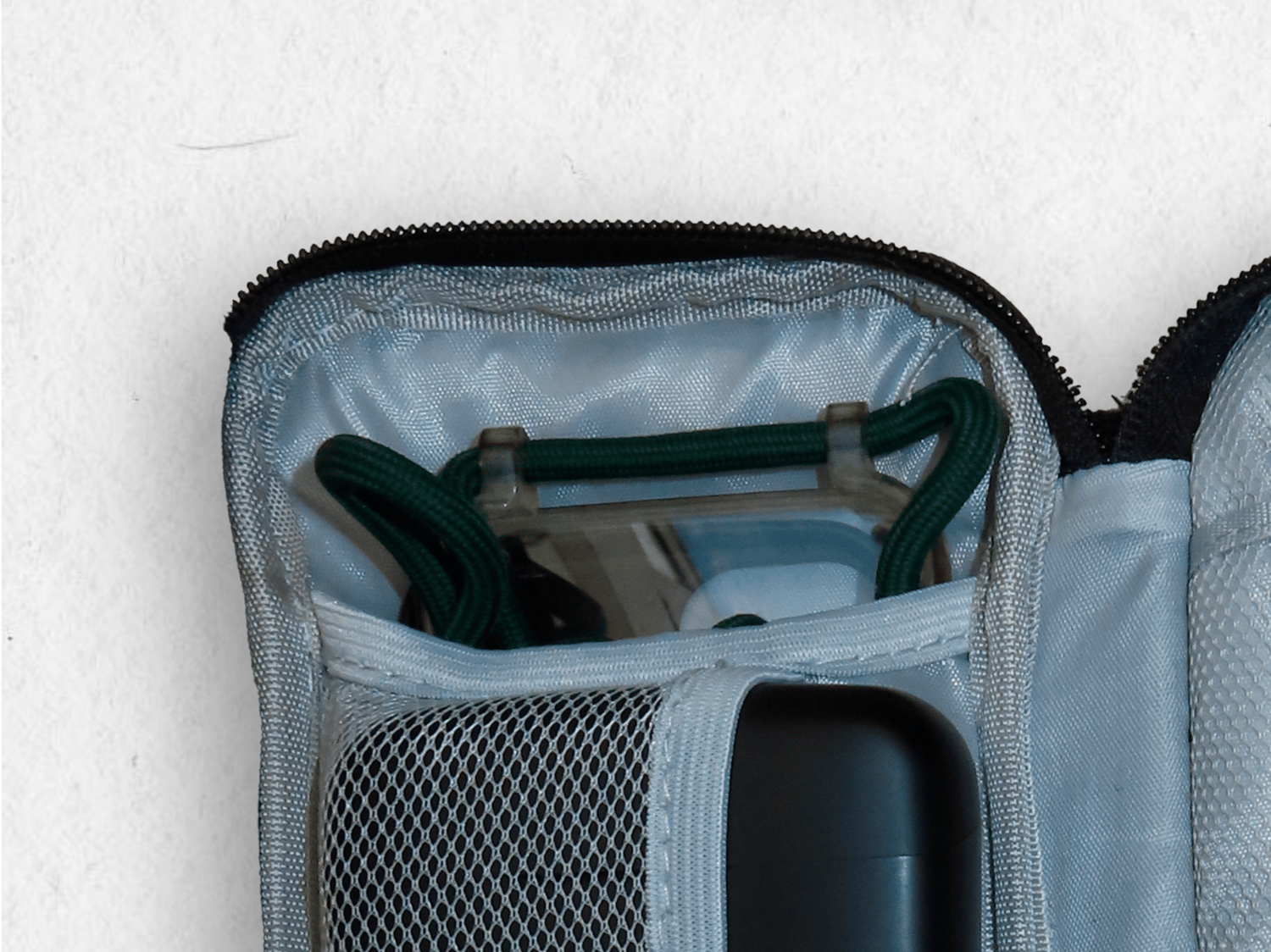 voyage, randonnée, backpack, sac à dos, Globe Seekers, The Globe Seekers, aventure, couple, équipement de voyage, matériel léger, vêtements de voyage, t-shirt, t-shirt mérinos, chemise, pull, polaire, veste, coupe-vent, doudoune, pantalon, short, legging, sous-vêtement, maillot de bain, pyjama, sac, sac à dos, banane, sac étanche, sac cabine, cube de rangement, trousse, accessoires, gourde, lampe, trousse de toilette, serviette microfibre, trousse médicale, adaptateur, batterie externe, appareil photo, DJI, drone, carnet, passeport, chapeau, lunettes, crème solaire, pharmacie de voyage, savon solide, brosse à dents, lessive, corde à linge, rangement, organisation sac à dos, backpackers, tour du monde, road trip, Asie, équipement essentiel, outdoor, confort, minimalisme, exploration, nature, liberté, vie nomade, couple voyageur