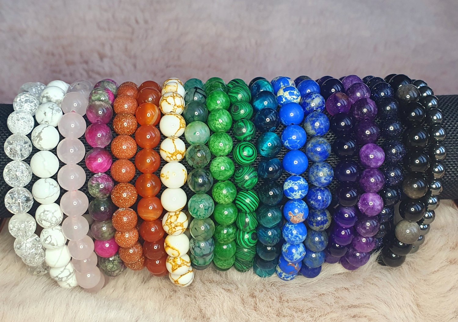 Une sélection soignée de bracelets de lithothérapie en perles de pierres naturelles, disposés avec élégance, mettant en valeur la diversité des variétés minérales.
