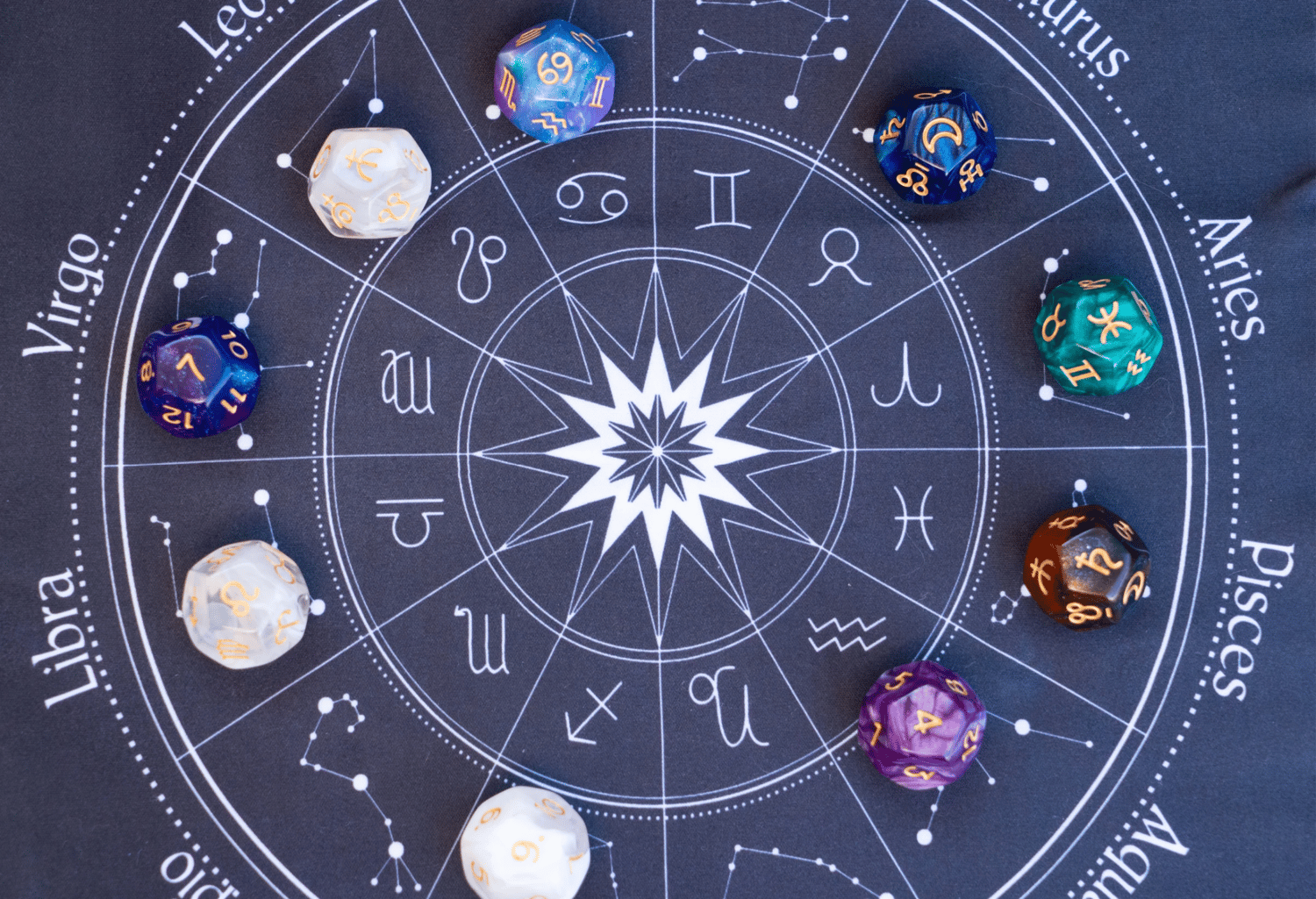 12 signes astrologique décorés de dés en pierres naturelles colorés inspirés des constellations. Ambiance mystique et ésotérique.