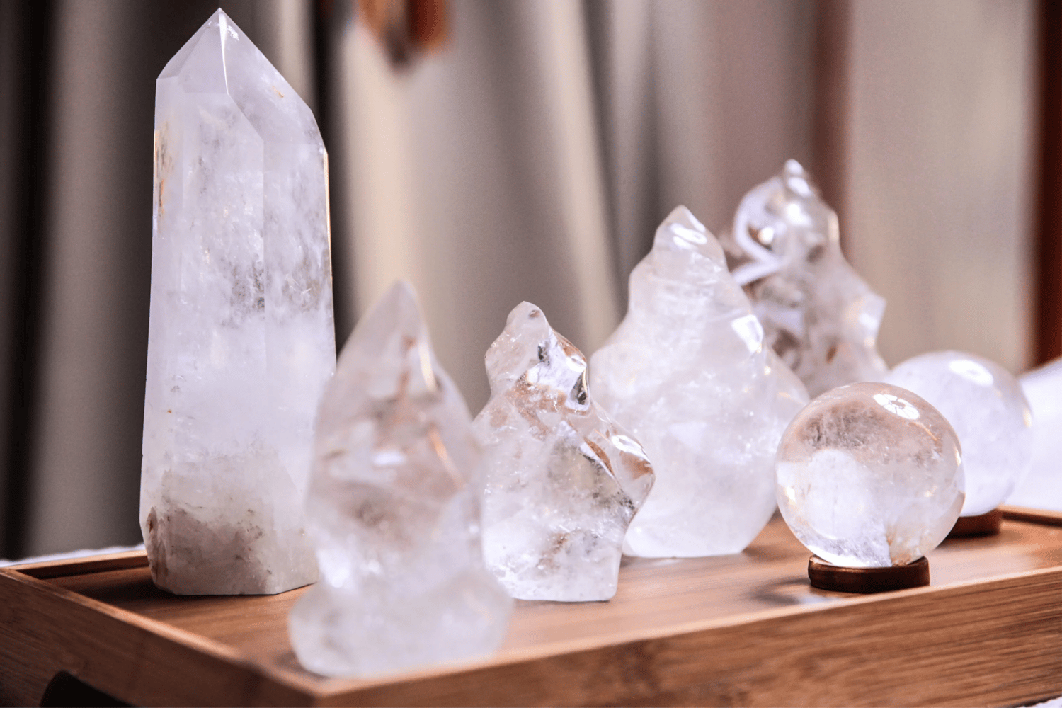 Cristaux de quartz naturels, parfaits pour la lithothérapie, l’harmonisation énergétique et le rechargement énergétique.