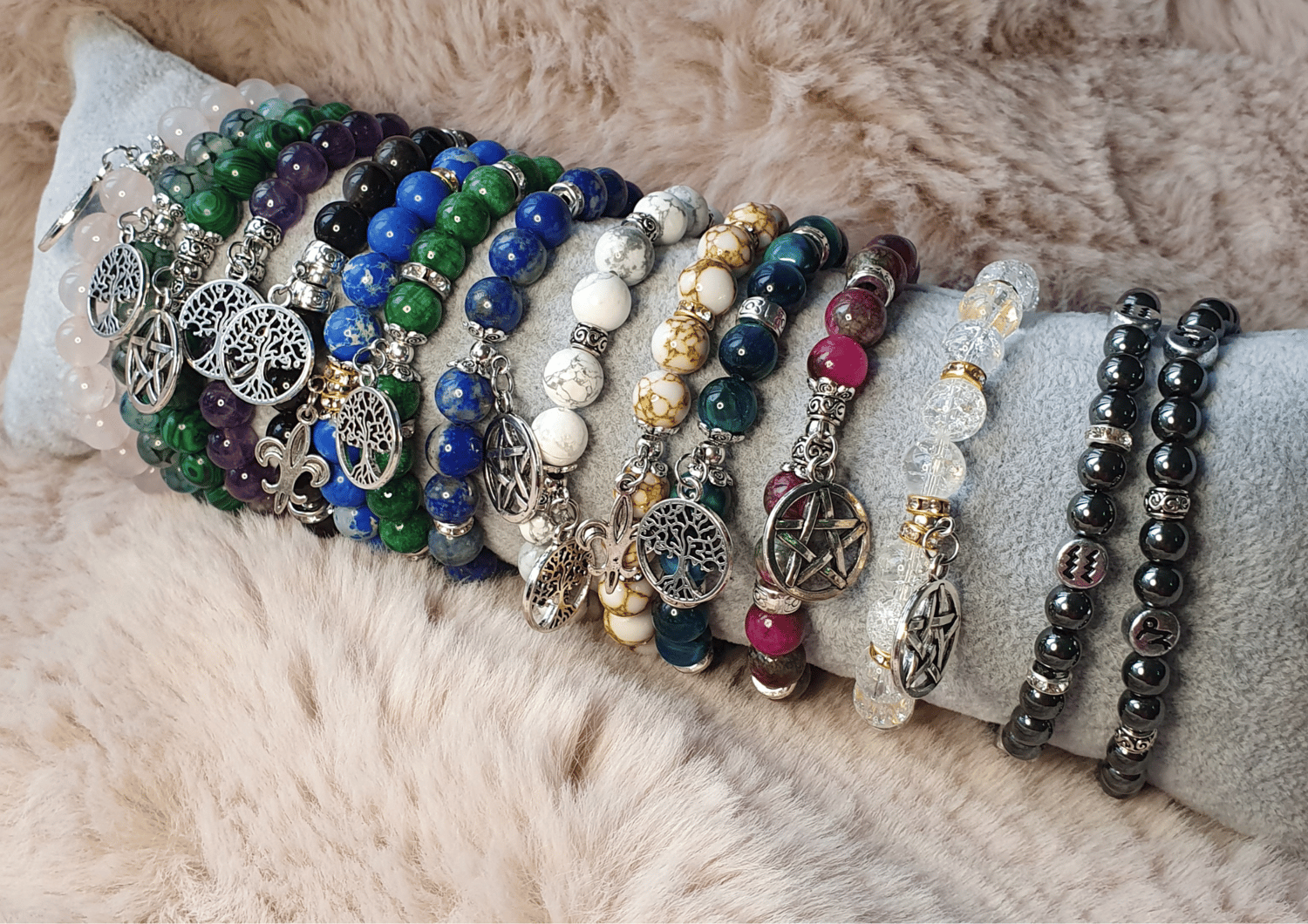 Une sélection soignée de bracelets de lithothérapie en perles de pierres naturelles, disposés avec élégance, mettant en valeur la diversité des variétés minérales.