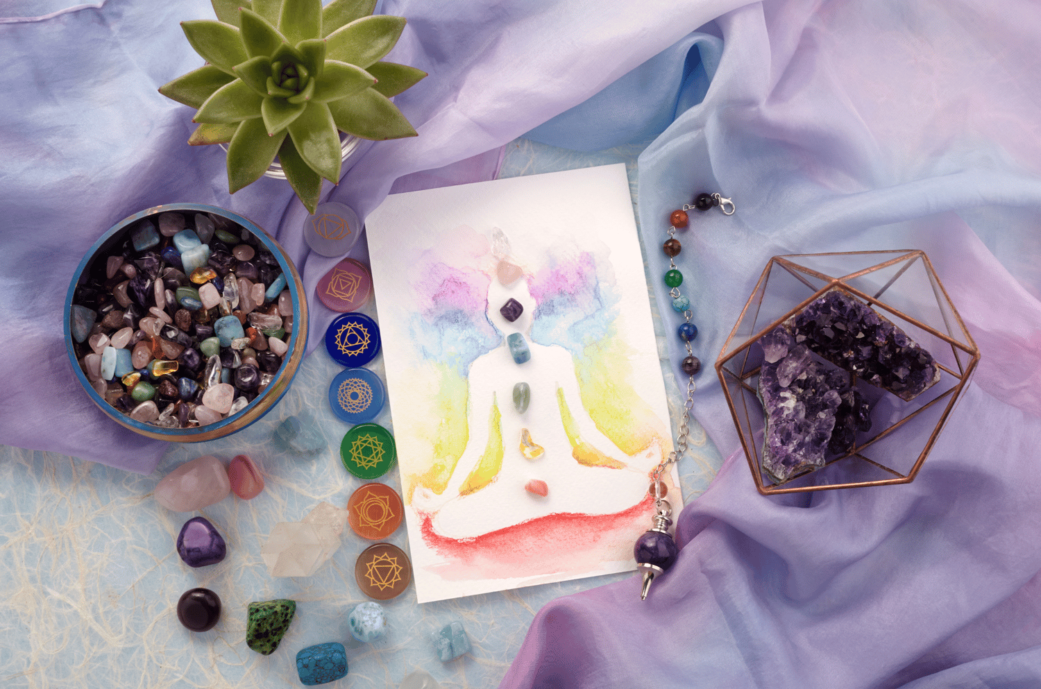 Bol de pierres semi-précieuses et illustration des 7 chakras sur fond satiné mauve – accessoire idéal pour harmoniser tes énergies avec style