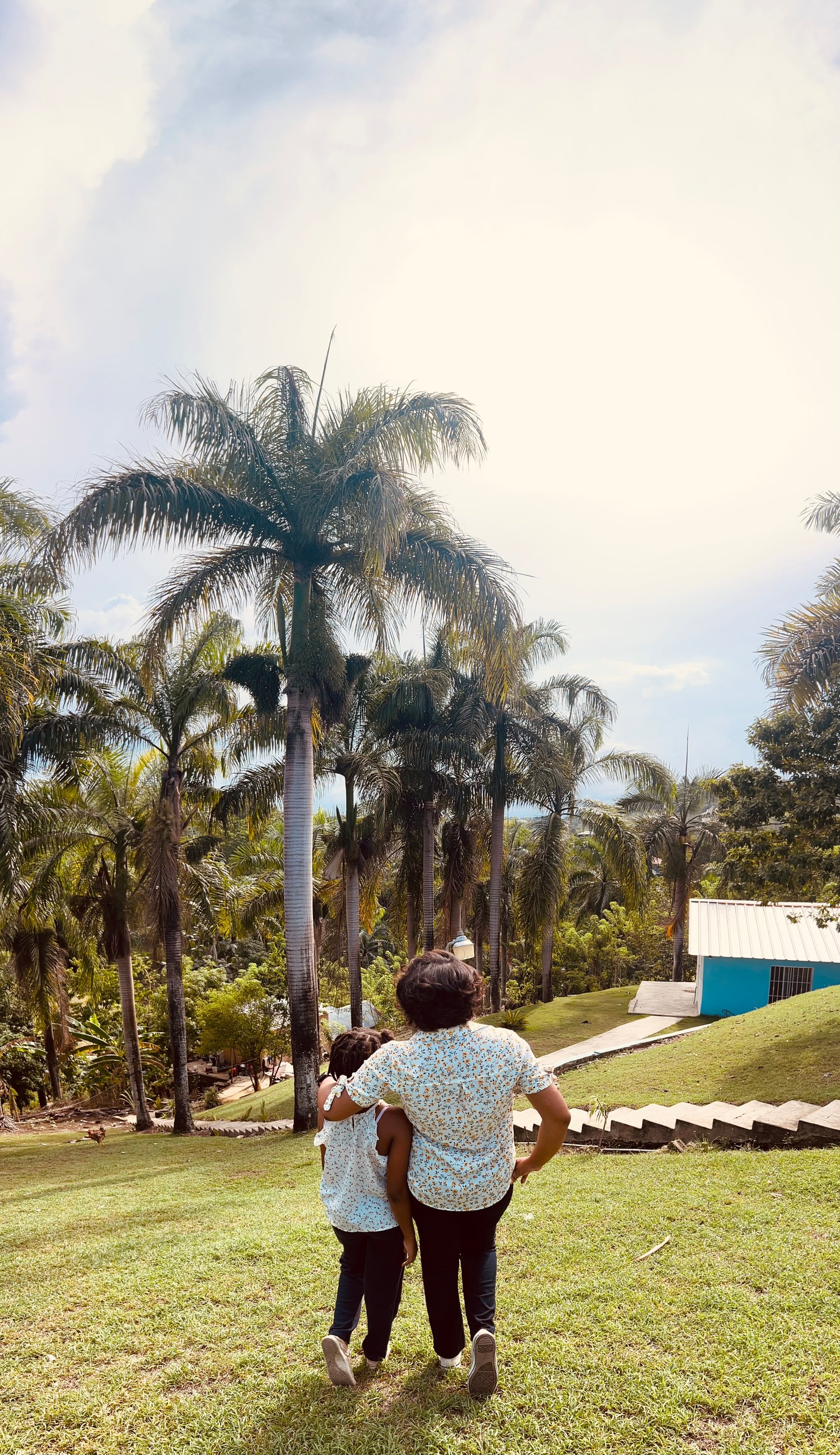 Imagen de una mamá con su hija. Niña sana emocionalmente