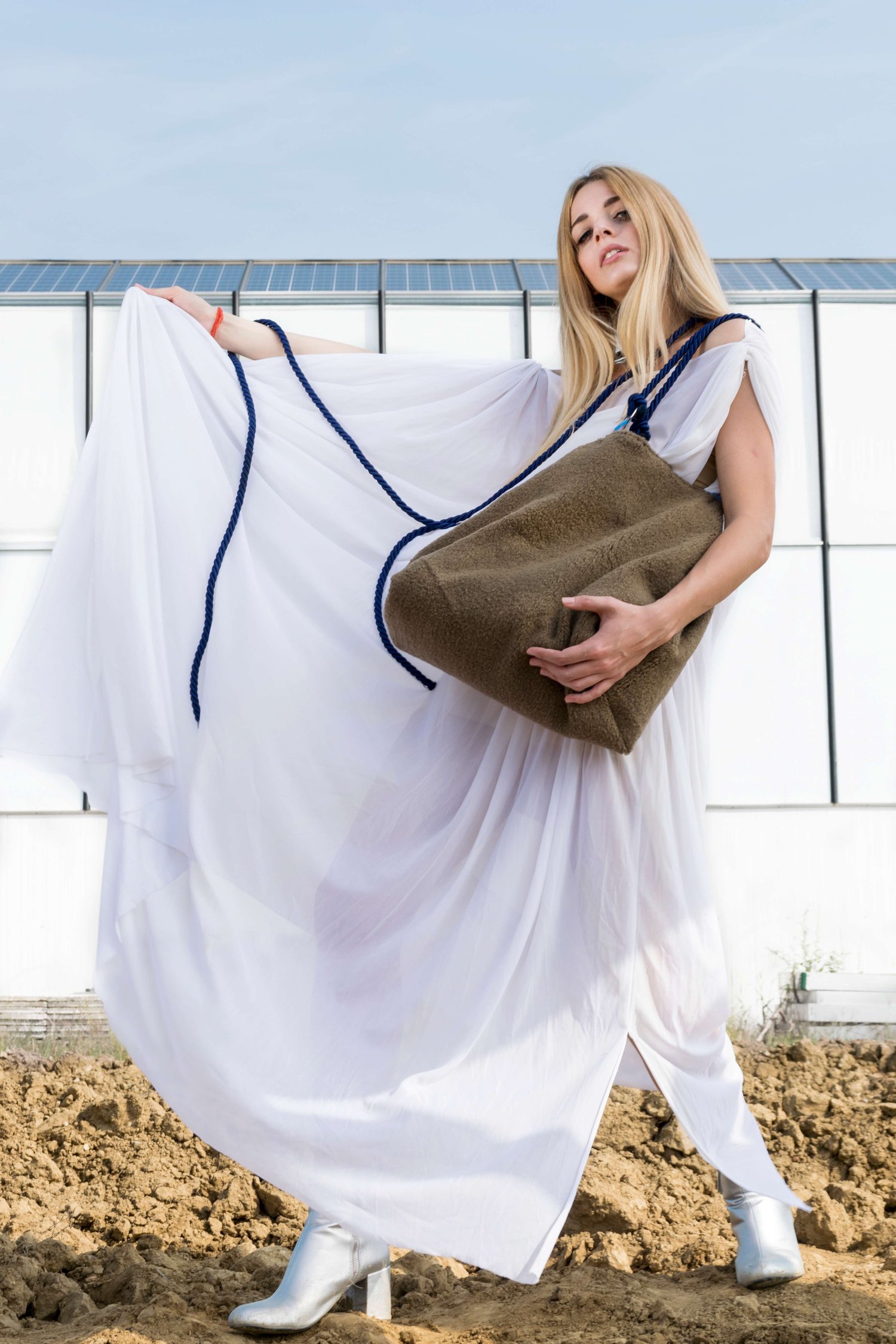 modella indossa repunto moda circolare