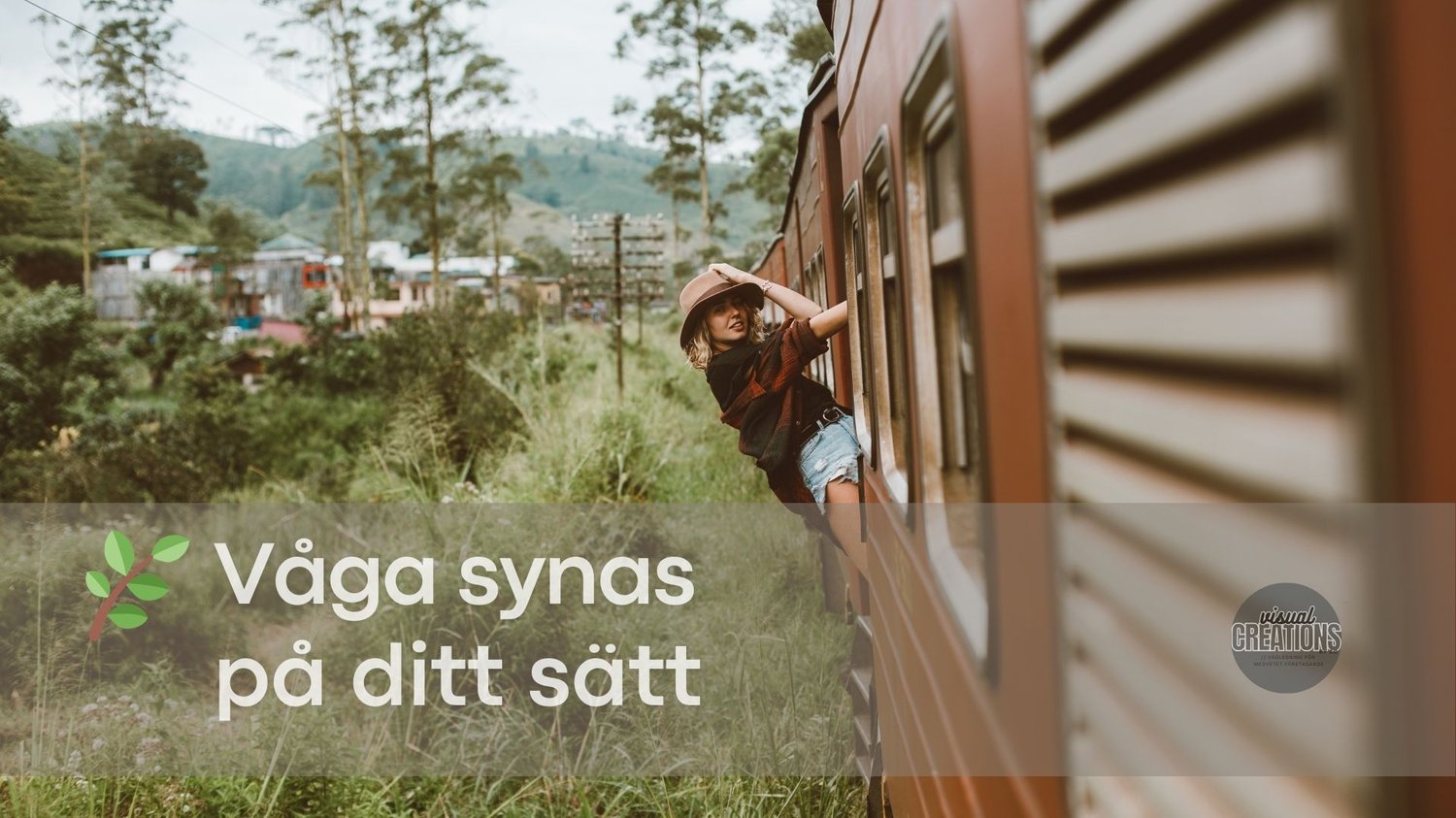 Visual Creations "Våga synas på ditt sätt". Glad kvinna utanför en tågvagn