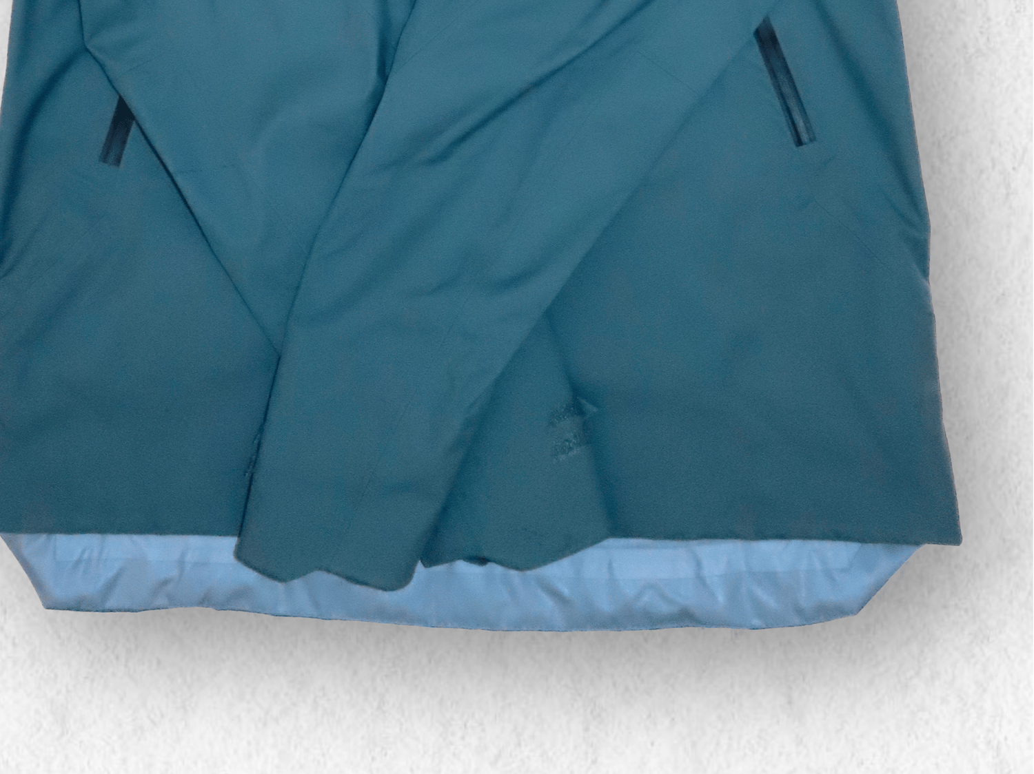 voyage, randonnée, backpack, sac à dos, Globe Seekers, The Globe Seekers, aventure, couple, équipement de voyage, matériel léger, vêtements de voyage, t-shirt, t-shirt mérinos, chemise, pull, polaire, veste, coupe-vent, doudoune, pantalon, short, legging, sous-vêtement, maillot de bain, pyjama, sac, sac à dos, banane, sac étanche, sac cabine, cube de rangement, trousse, accessoires, gourde, lampe, trousse de toilette, serviette microfibre, trousse médicale, adaptateur, batterie externe, appareil photo, DJI, drone, carnet, passeport, chapeau, lunettes, crème solaire, pharmacie de voyage, savon solide, brosse à dents, lessive, corde à linge, rangement, organisation sac à dos, backpackers, tour du monde, road trip, Asie, équipement essentiel, outdoor, confort, minimalisme, exploration, nature, liberté, vie nomade, couple voyageur