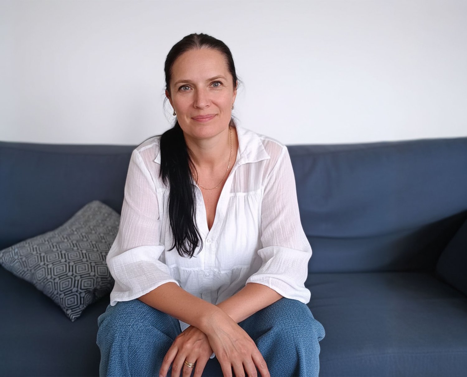 mette sitting a couch ready for her next coaching client