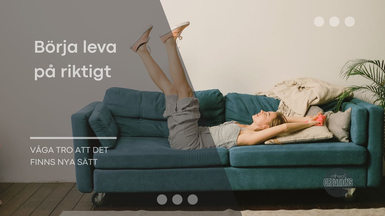 Börja leva på riktigt. Kvinna ligger skrattandes på en blågrön soffa
