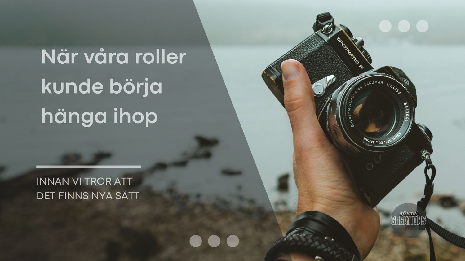 När våra roller kunde börja hänga ihop. Hand håller en kamera, med havet i bakgrunden