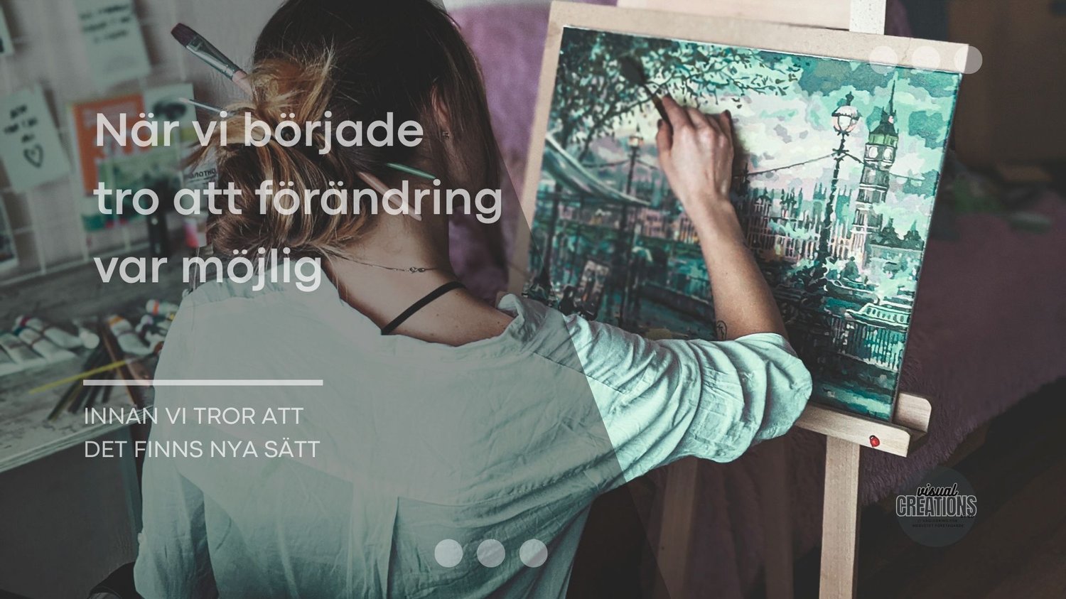 När vi började tro att förändring var möjlig. Kvinna står vid ett staffli och målar med penselen