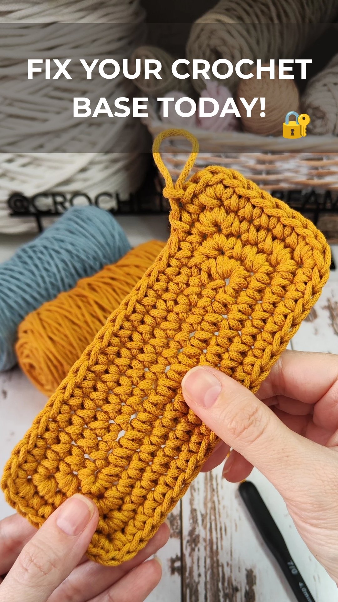 Crochet flat rectangle base tutorial – step-by-step guide for beginners showing how to start a sturdy bag base using crochet stitches.