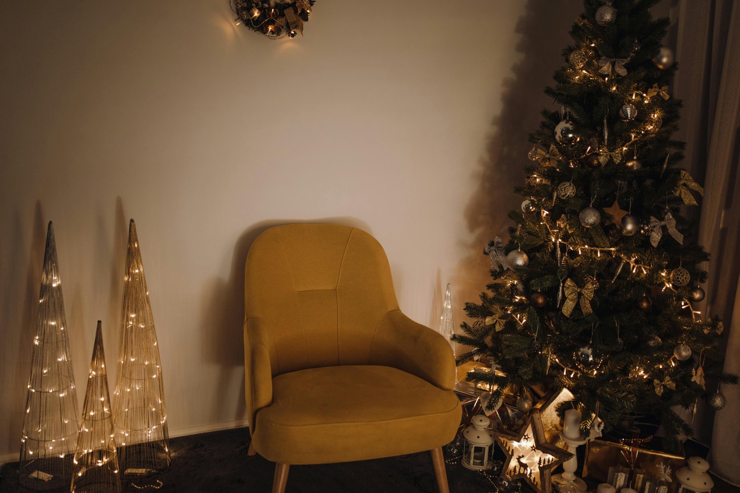 Sofá vacío en Navidad, símbolo del duelo por la ausencia de un ser querido