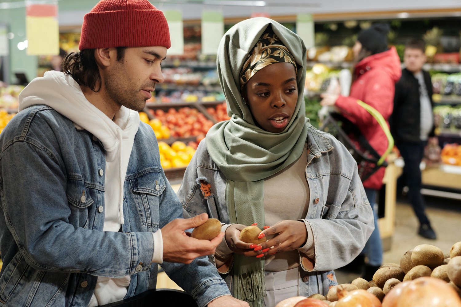 muslim couple doing grocery shopping together