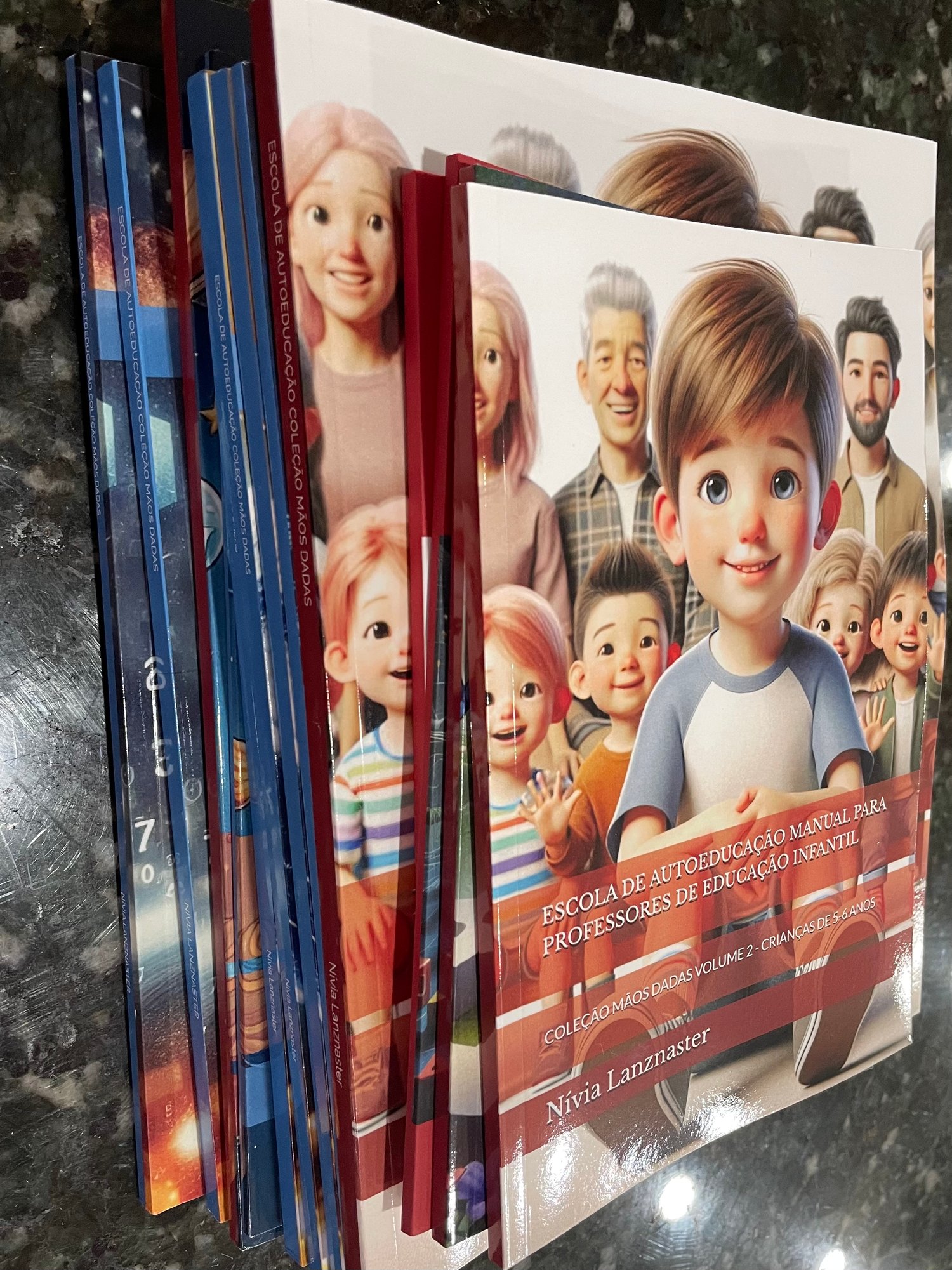 livros didáticos para professores e alunos usarem na Escola de Autoeducação, focando na educação infantil e alfabetização.