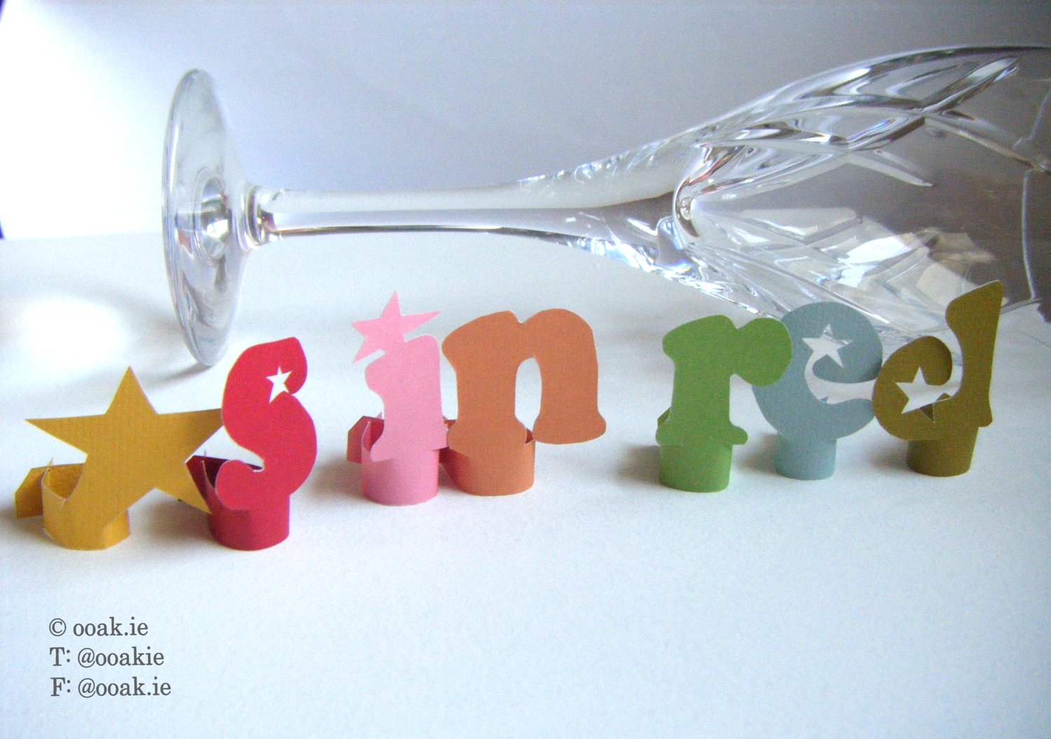 8 printable star-themed wine glass tags spelling FRIENDS, displayed as DIY drink markers on wine glass stems.