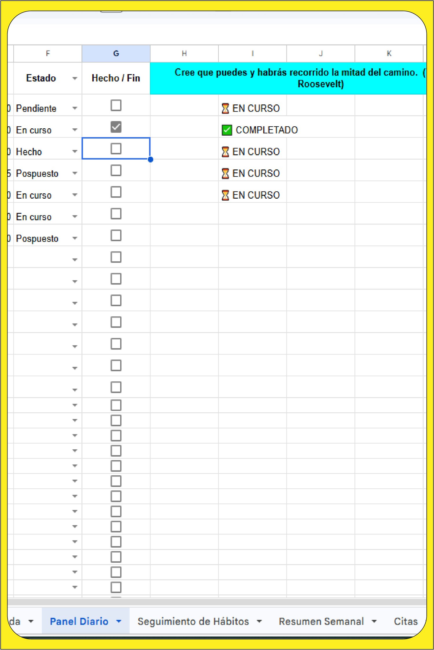 Primer plano de una lista de tareas en Google Sheets en español con casillas de verificación e indicadores de estado como "EN CURSO" y "COMPLETADO"